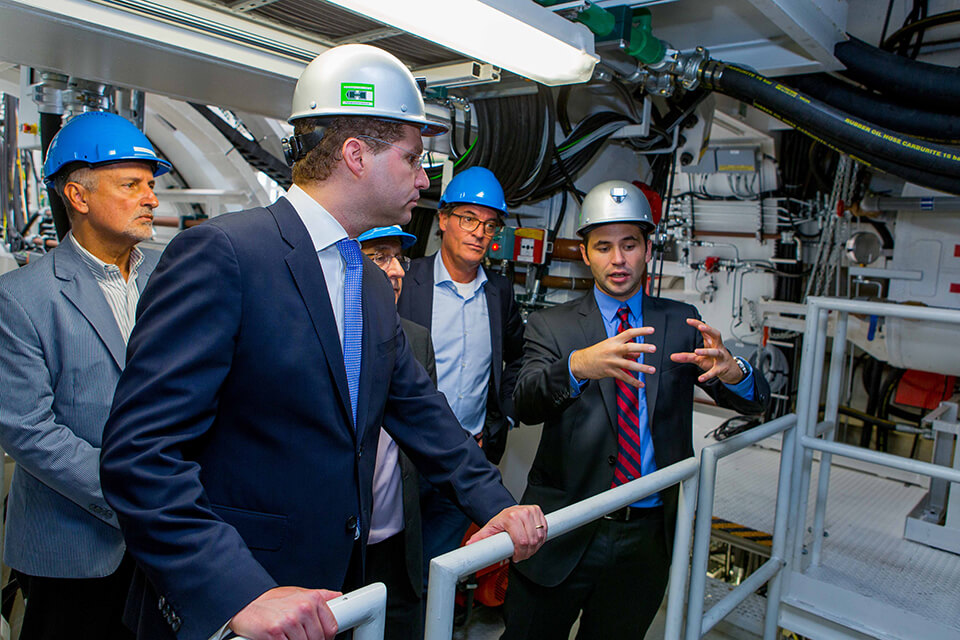 The mayor of Quito, Dr. Mauricio Rodas, (front left) talking to Martin-Devid Herrenknecht, engineer and son of company founder Dr.-Ing. E.h. Martin Herrenknecht, at the technical acceptance of the two EPB Shields in Schwanau © Herrenknecht