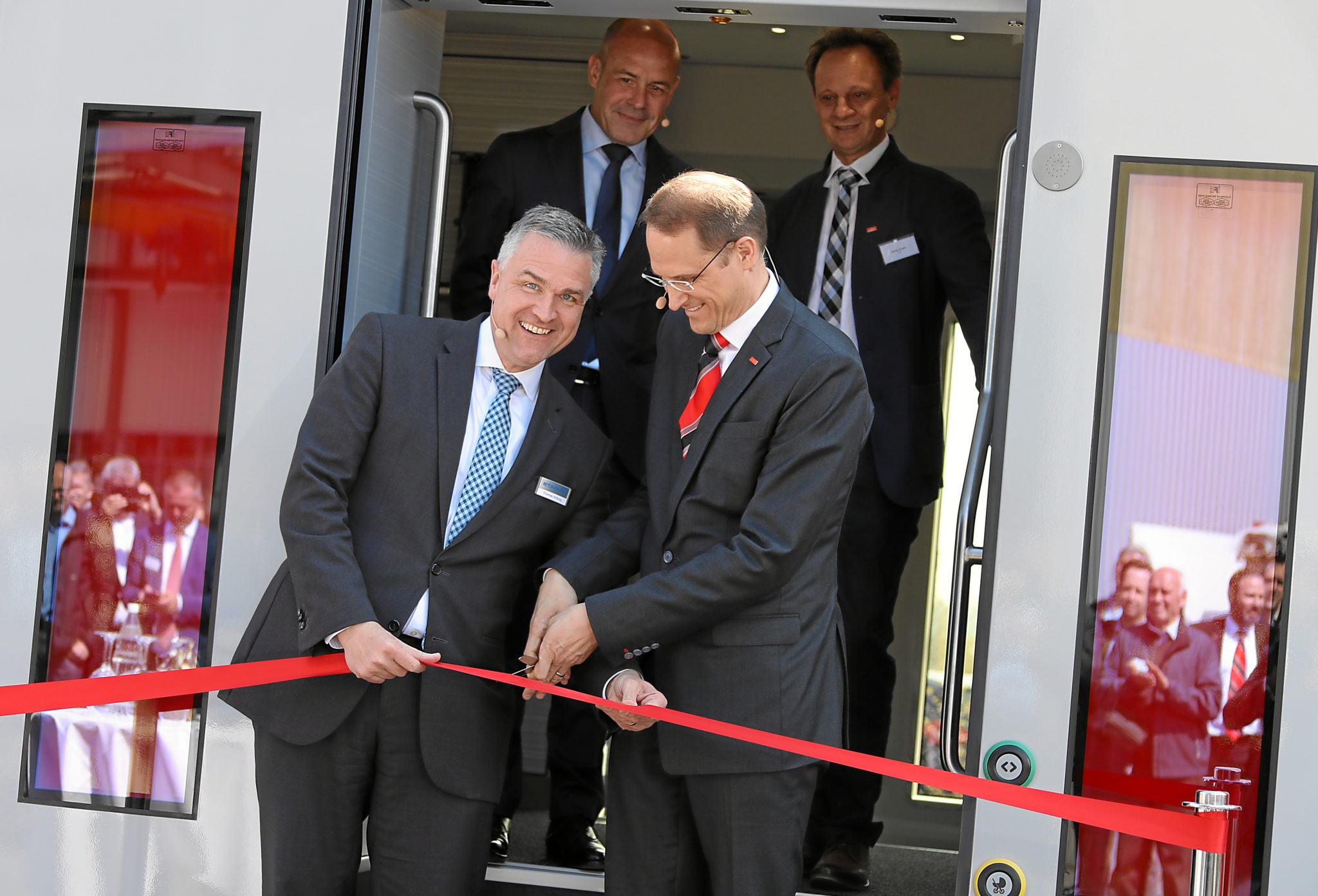 Ribbon cutting for the new Capricorn train: Thomas Ahlburg (l.) and Renato Fasciati (r.)