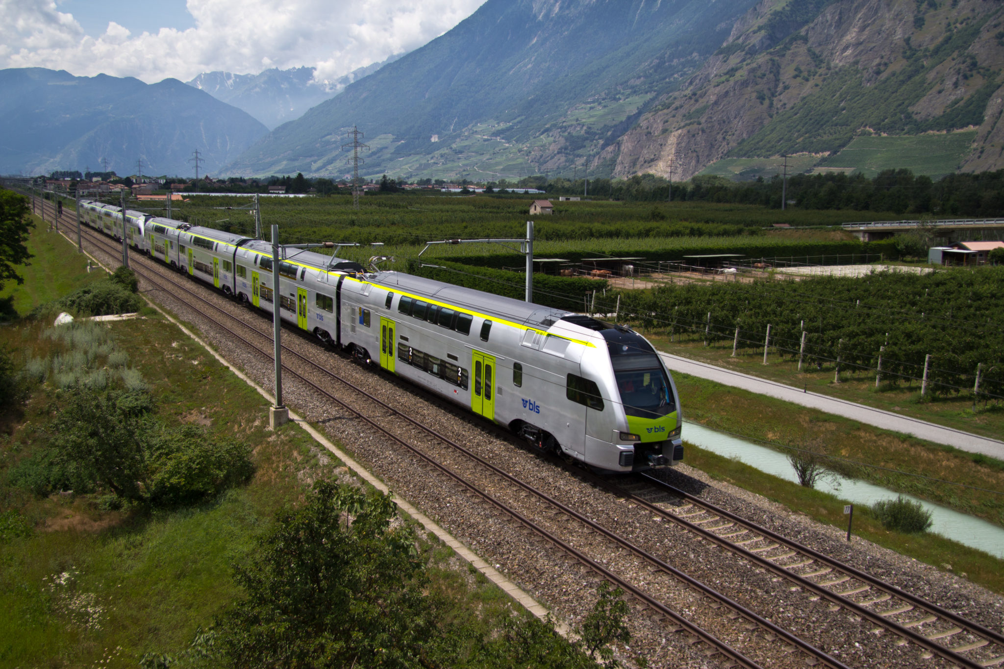 Новый поезд расстояние. Штадлер Кисс. Stadler Kiss Caltrain. Швейцарский Штадлер. Штадлер Швейцария поезд.