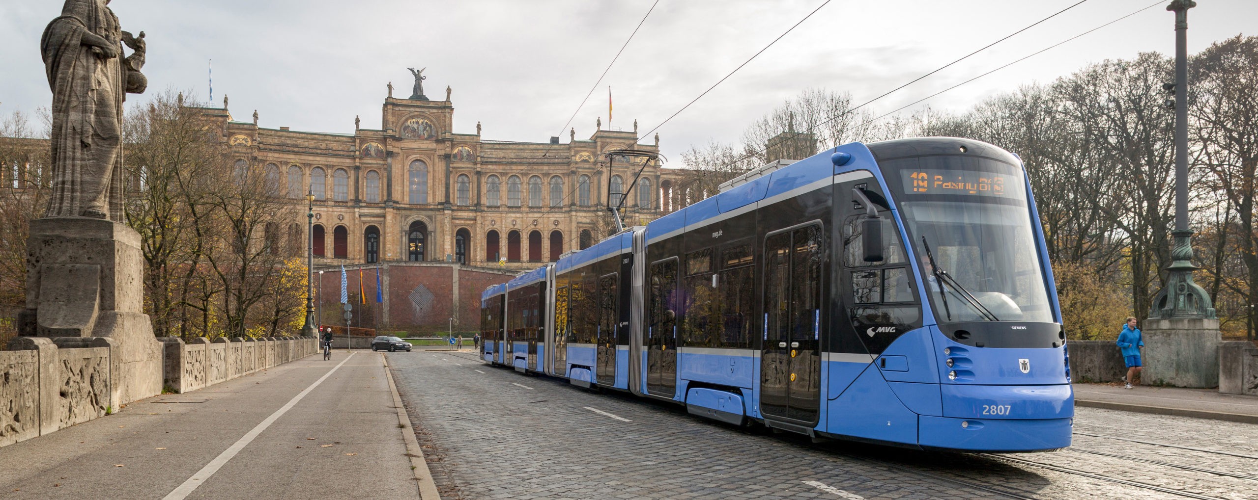 Siemens Avenio tram in Munich (cropped)