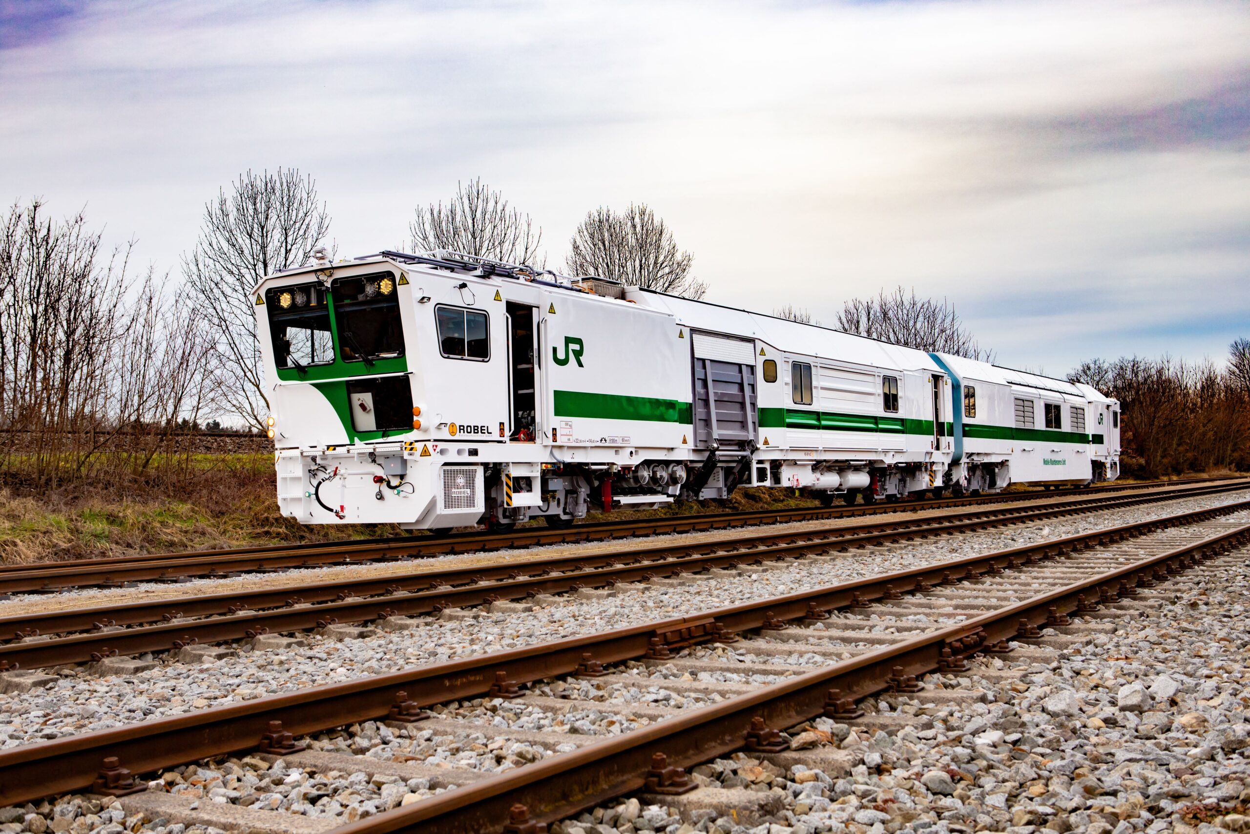 The new Mobile Maintenance System for JR East consists of a storage unit and a working unit with direct access to the track.