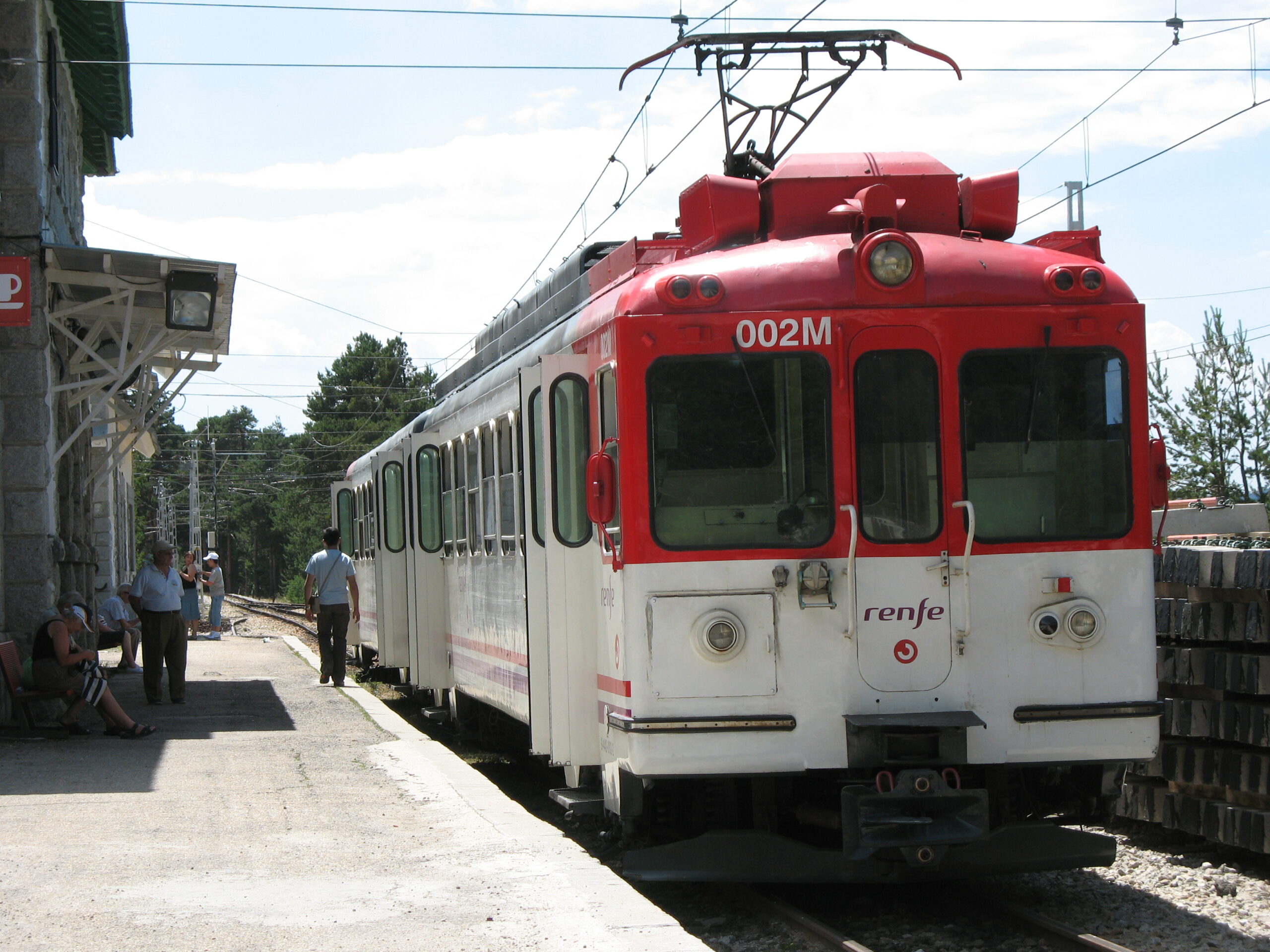 Train on the C-9 narrow-gauge line in Madrid