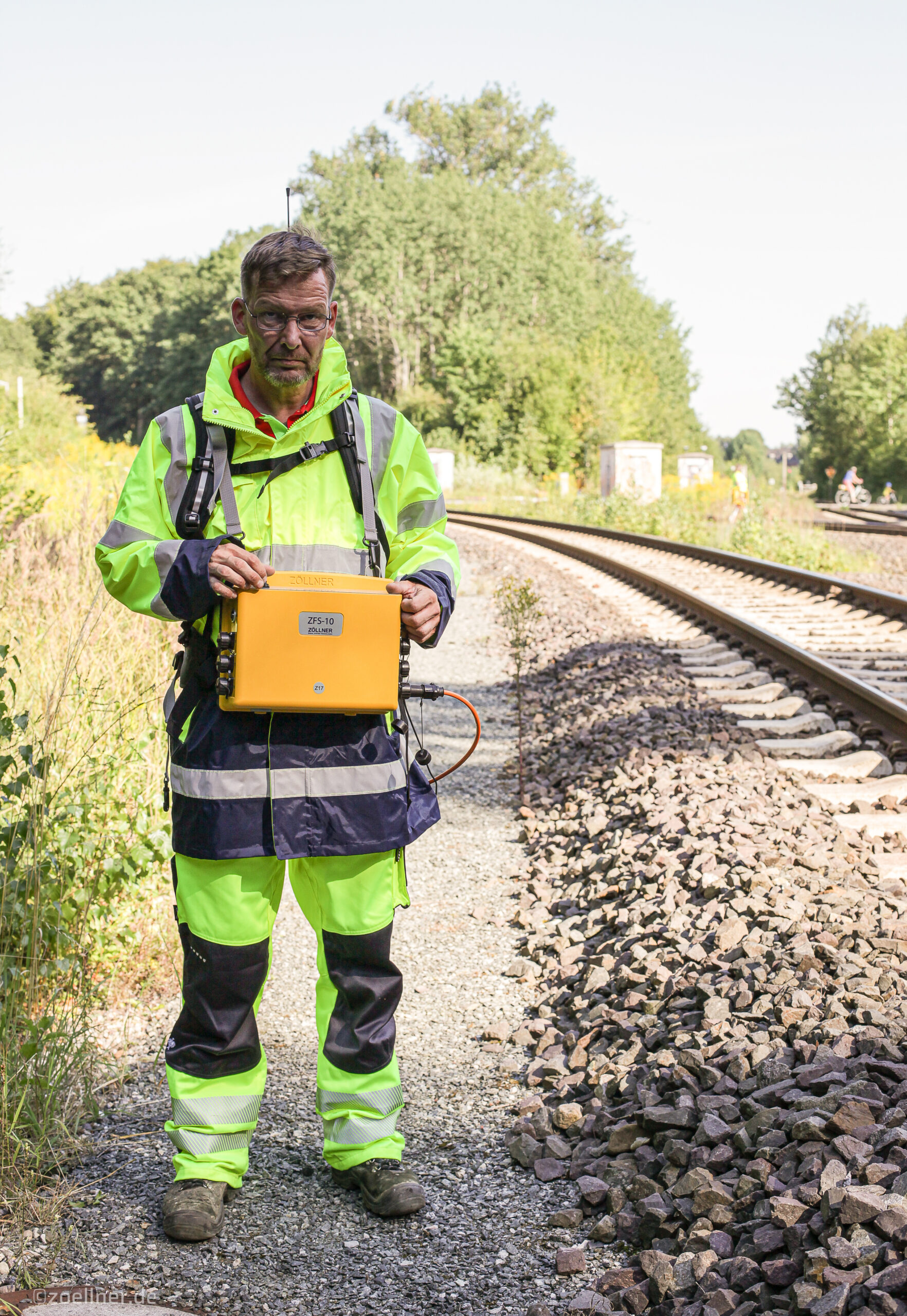 Wearing Personal Warning Devices Improves Safety | Railway-News
