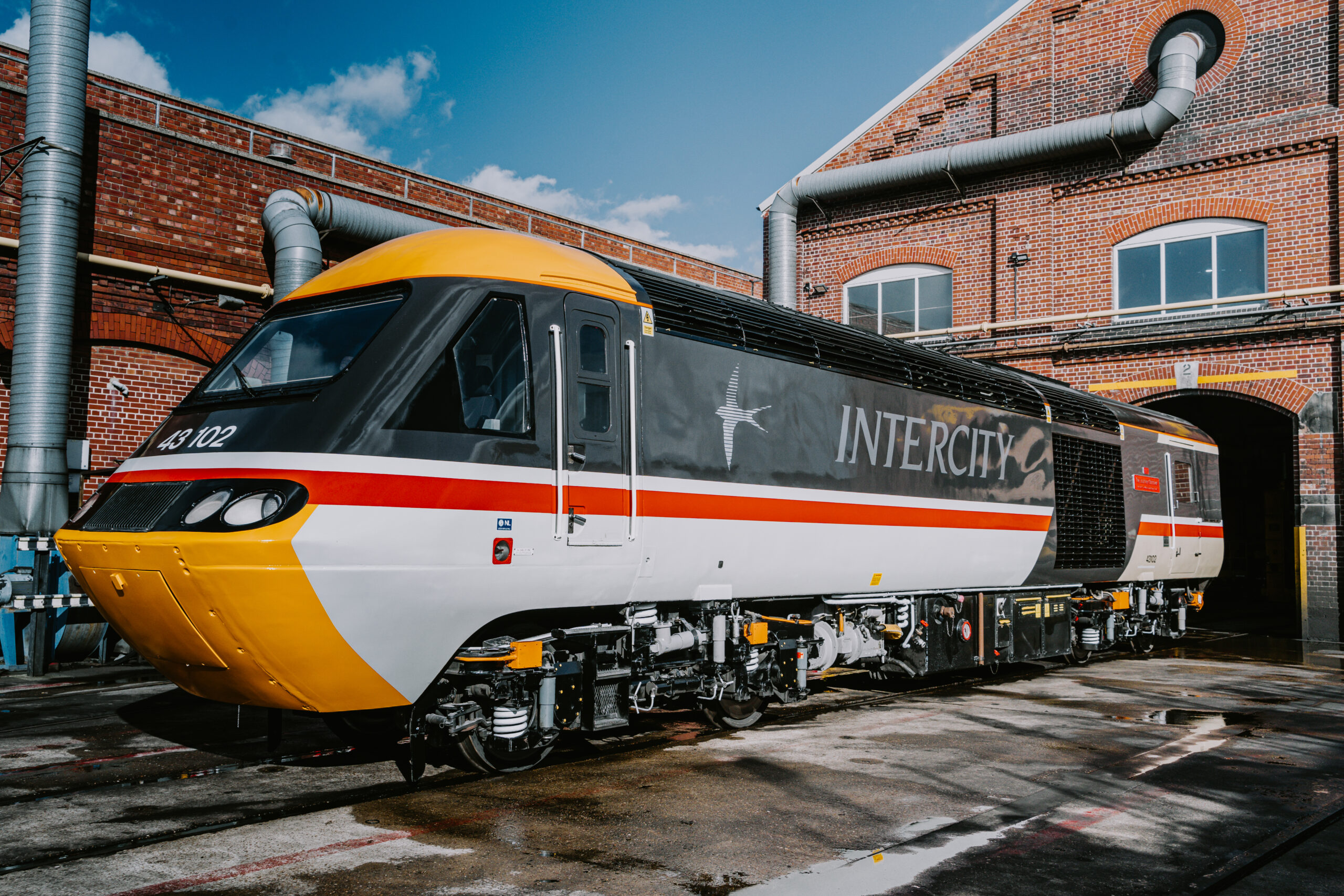 Power car 43102 that broke the intercity world speed record, painted in its original Intercity Swallow livery