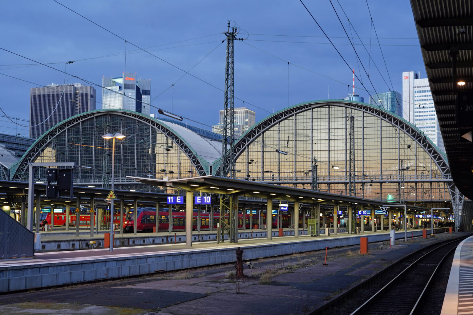 frankfurt main train station name