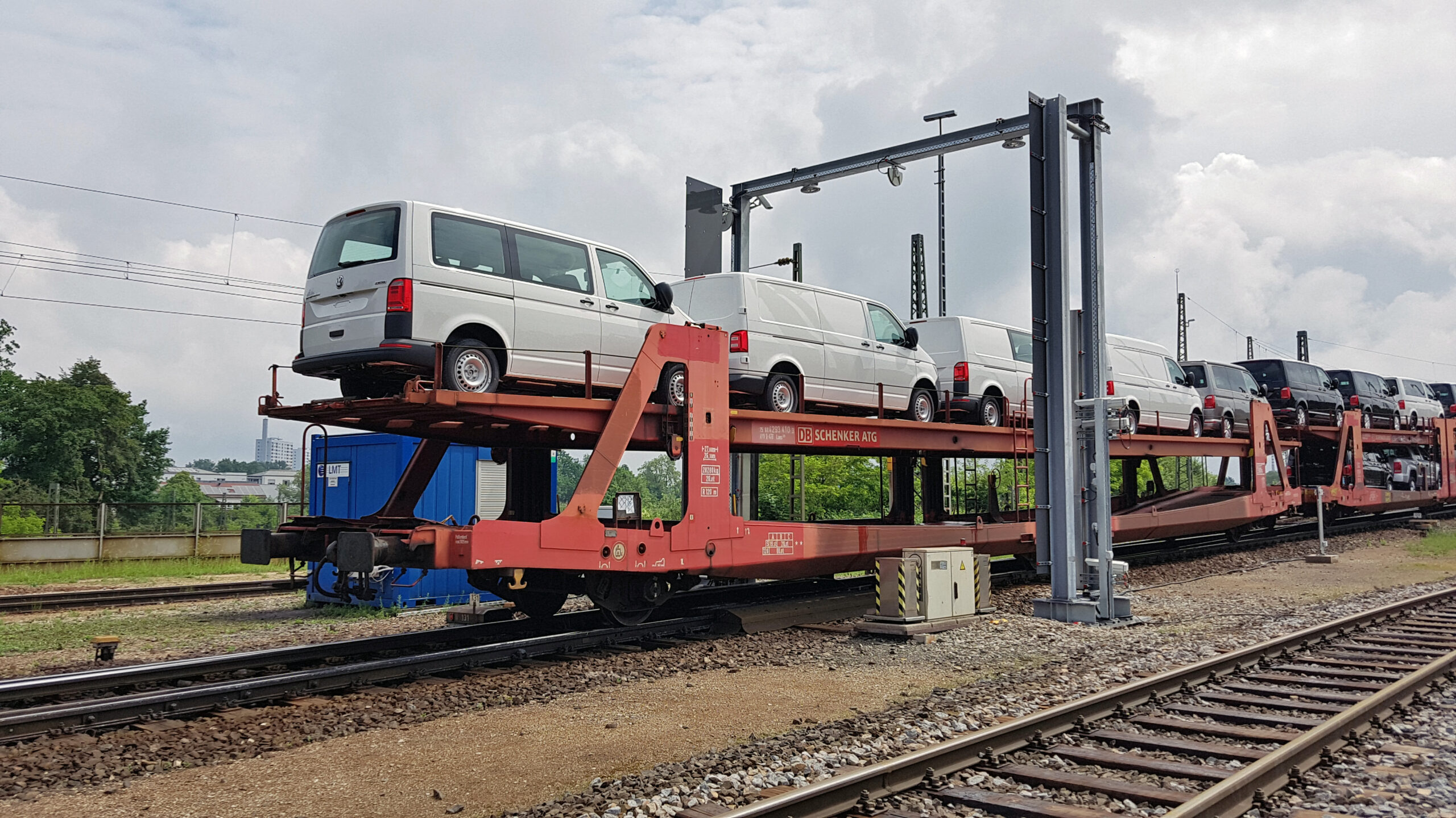 Intelligent camera bridge inspects freight cars