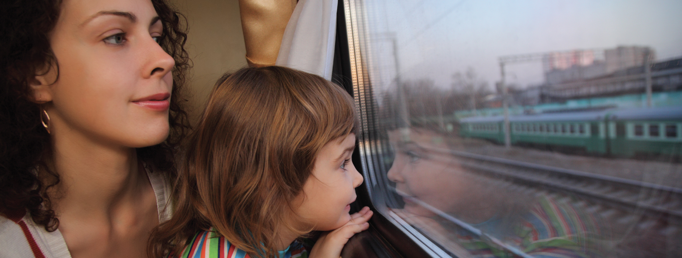 Встреча с матерью и сестрой. Девочки в поезде. Мама с ребенком в поезде. Мама с ребенком в электричке. Поезда для детей.