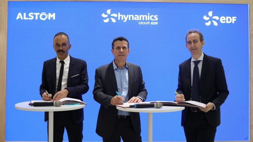 Stéphane Kaba (Alstom), Frédéric Dejean (Hynamics) and Yves Schlumberger (EDF) sign the partnership agreement on hydrogen trains.