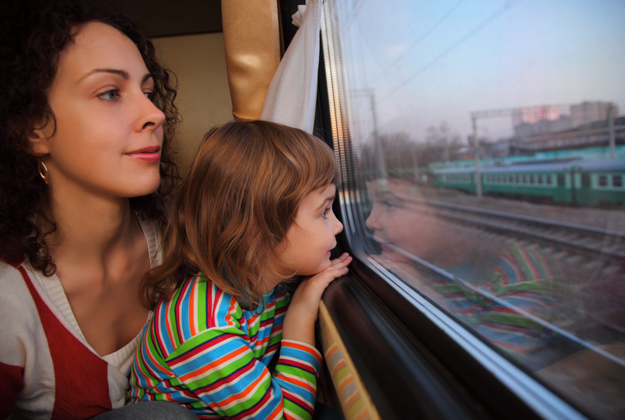 Поезд папа мама. Мама и дочка в электричке. В поезде с дочерьми. Семья в поезде. Девочка в электричке с мамой.