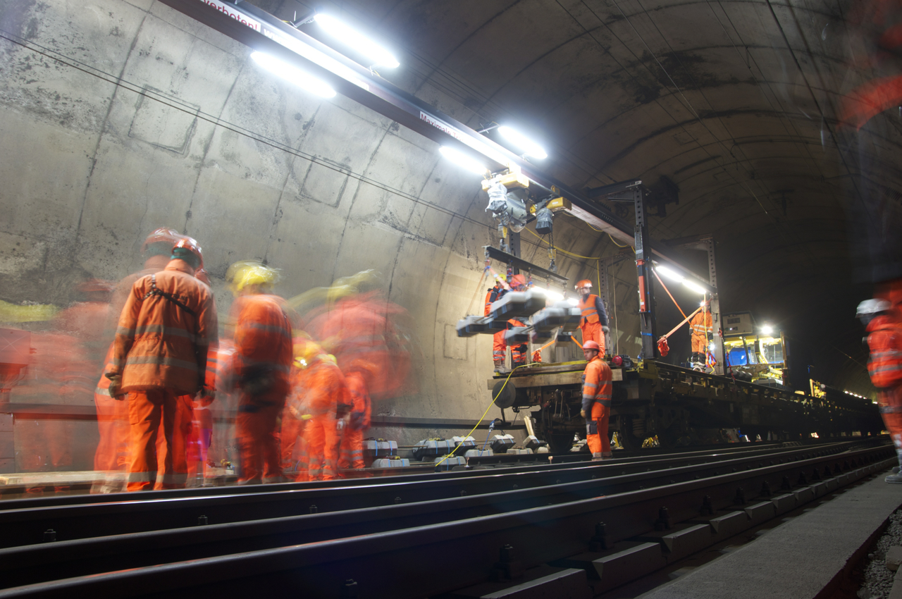 Maintenance on the ballastless track in SBB's Heitersberg Tunnel