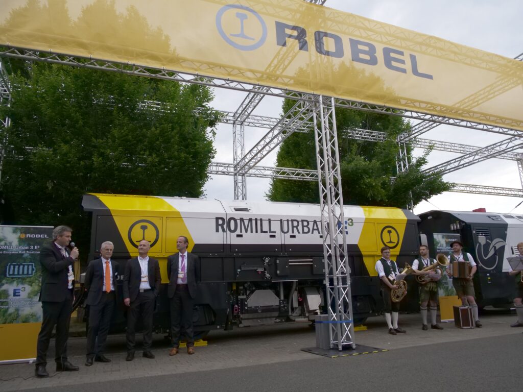 ROBEL hands over Hybrid Milling Machine to Plasser American