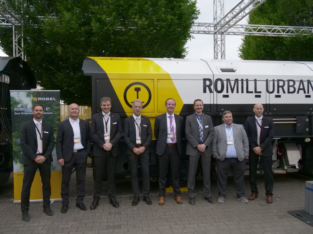 ROBEL hands over Hybrid Milling Machine to Plasser American