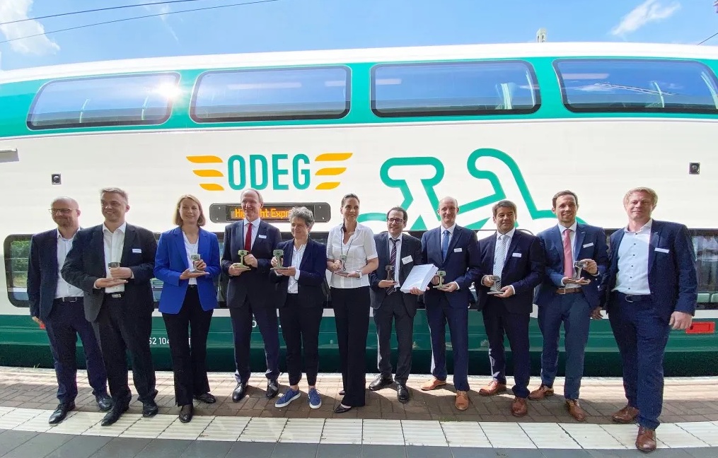 Vehicle presentation Desiro HC and contract signing of the Elbe-Spree network with representatives of ODEG, VBB, Siemens Mobility, the Ministry for Infrastructure and Regional Planning of the state of Brandenburg, the Senate Department for the Environment, Mobility, Consumer and Climate Protection of the State of Berlin, the Ministry for Infrastructure and Digital Affairs of the state of Saxony-Anhalt, the Ministry for Economics, Infrastructure, Tourism and Labor of the state of Mecklenburg-Western Pomerania, and the mayor of Brandenburg a.d. Havel.