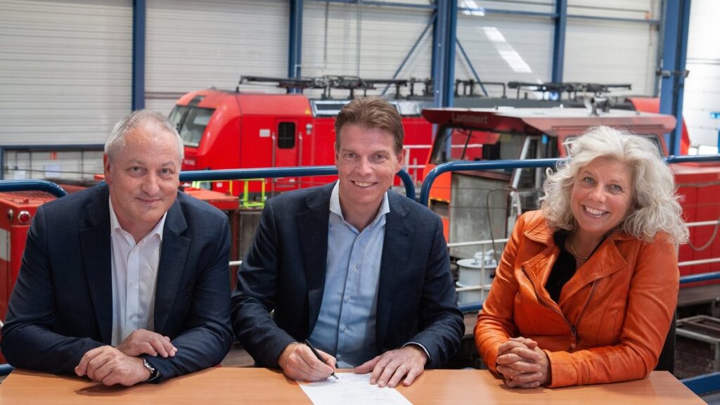 Contract signing in action. L-R: Ghislain Bartholomé, CEO at DB Cargo Belgium, Frank Strik, Managing Director at Alstom Services Benelux and Nanouke Van’t Riet-Visser, CEO/COO at DB Cargo Netherlands.
