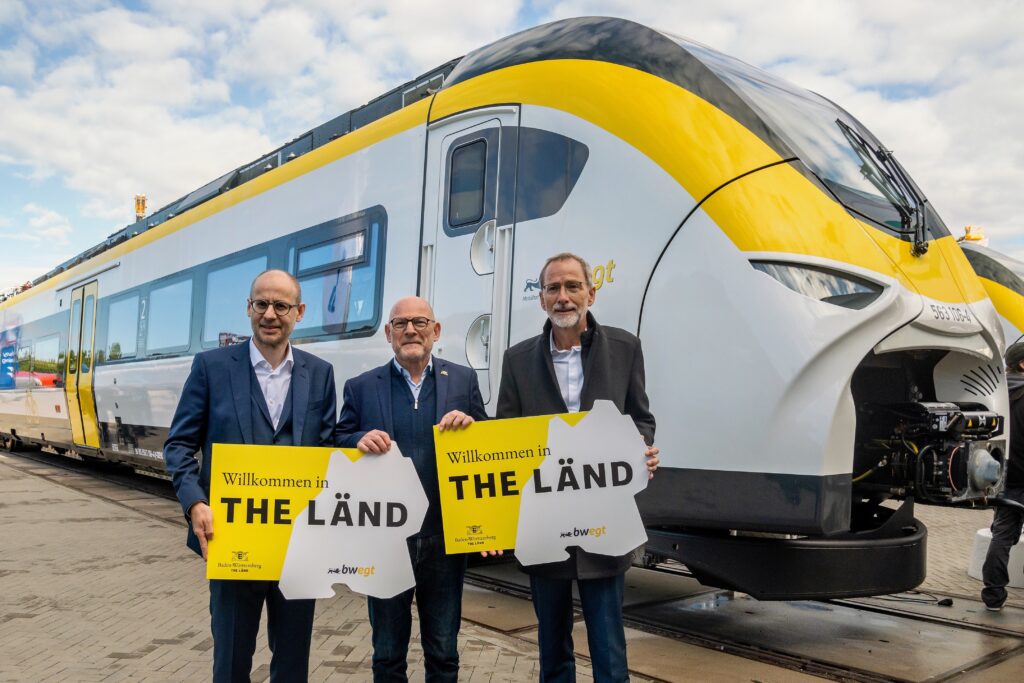 L-R: Gerhard Greiter, Winfried Hermann and Volker M. Heepen beside Siemens Mobility's Mireo Plus B at InnoTrans 2022.