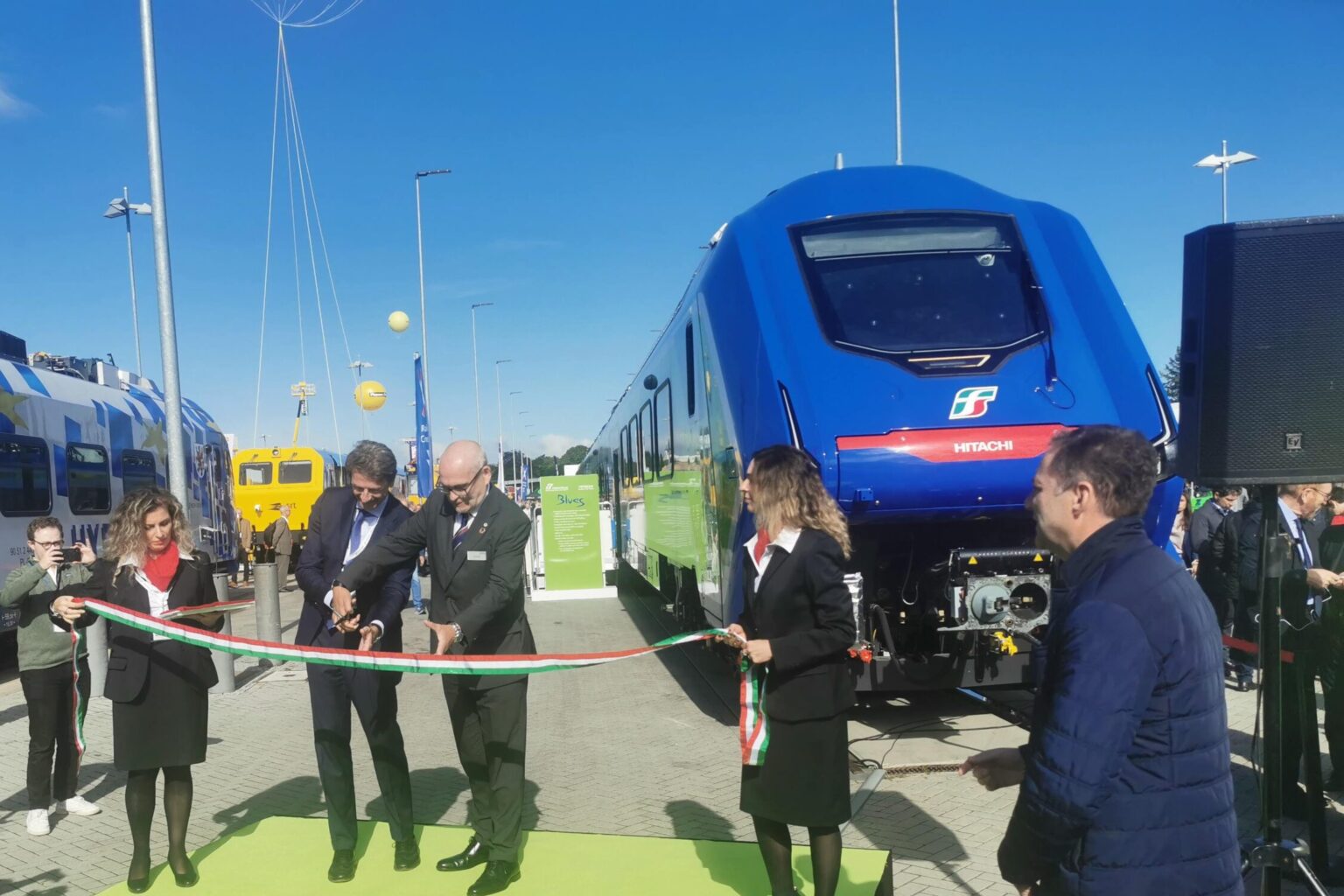 InnoTrans: Hitachi And Trenitalia Unveil Battery Hybrid Blues Train ...