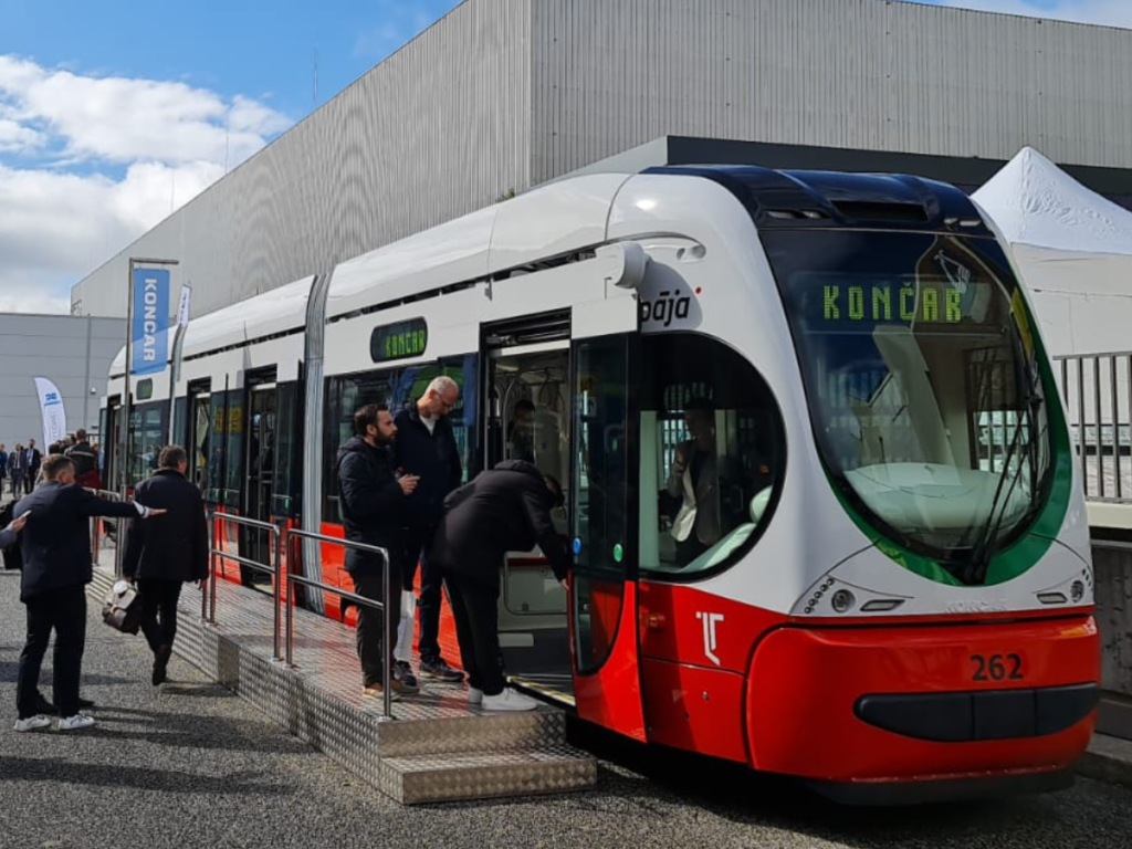 Low-floor electric tram