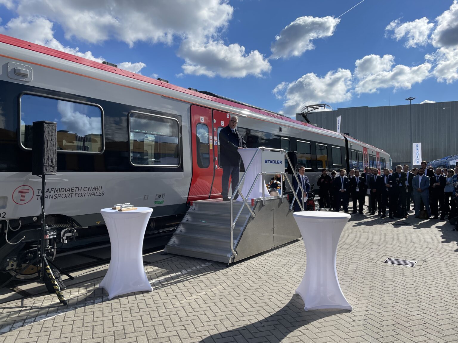 IN PICTURES: Stadler Presents New FLIRT Tri-Mode And CITYLINK Tram ...