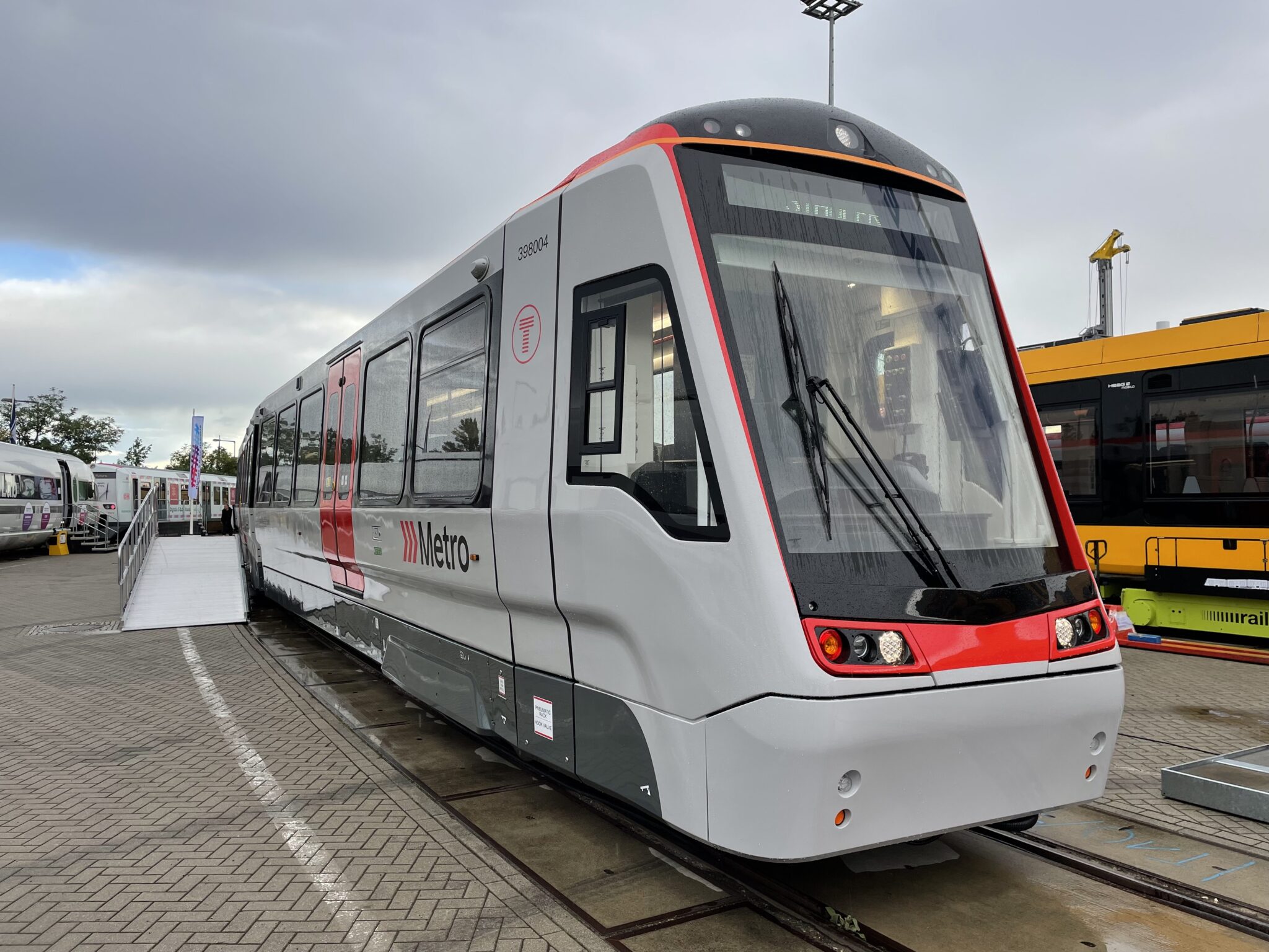 IN PICTURES: Stadler Presents New FLIRT Tri-Mode and CITYLINK Tram