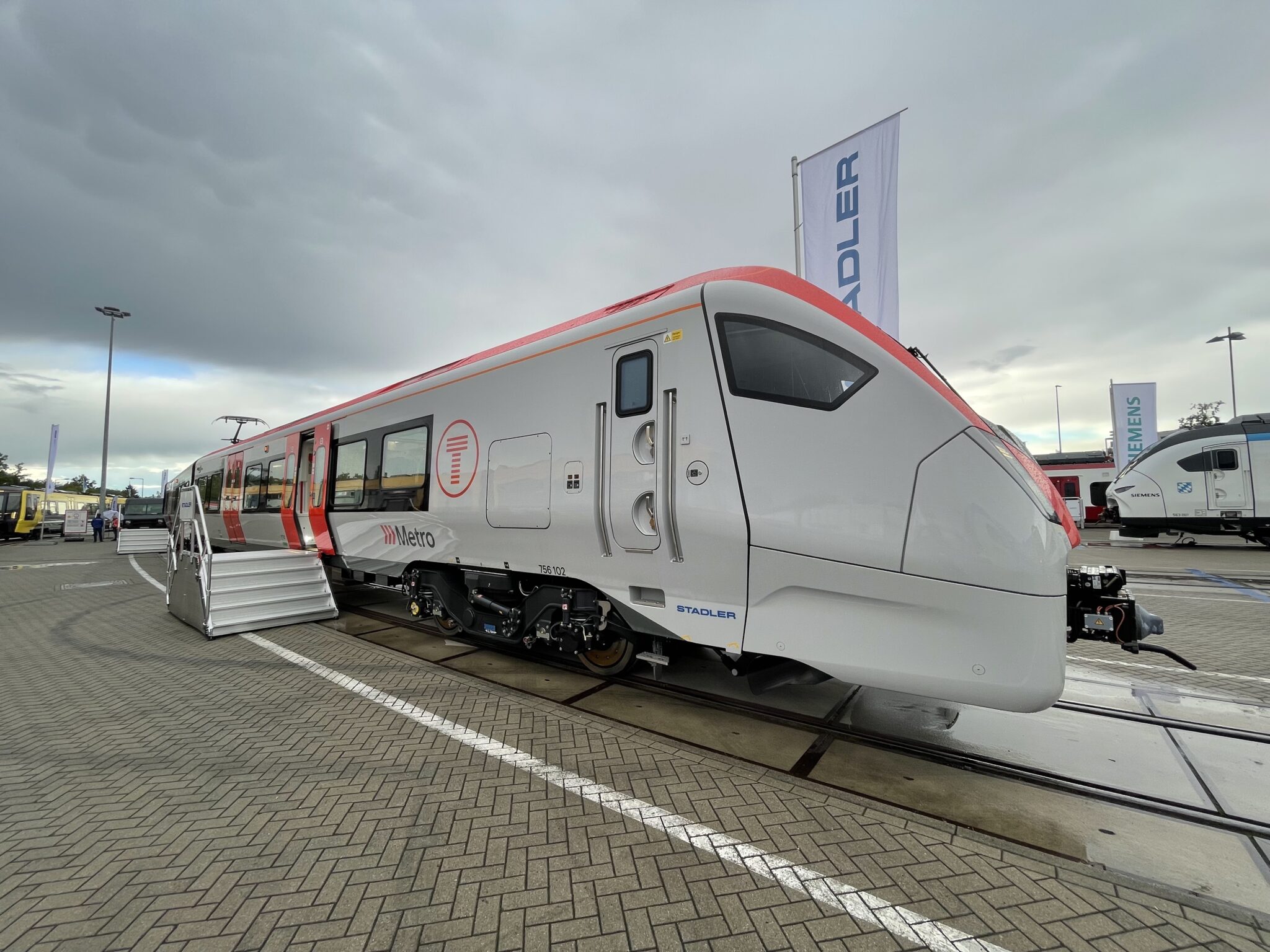 IN PICTURES: Stadler Presents New FLIRT Tri-Mode and CITYLINK Tram ...