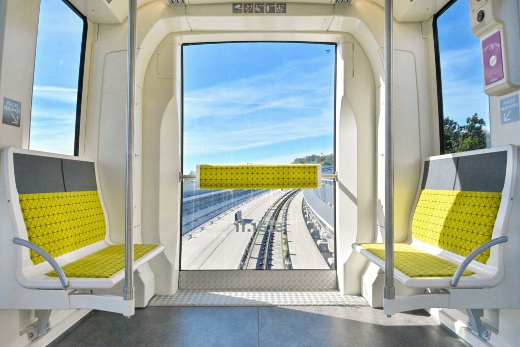 https://railway-news.com/wp-content/uploads/2022/09/Yellow-Window-Renne-Metro-Interior-1024x683.jpg