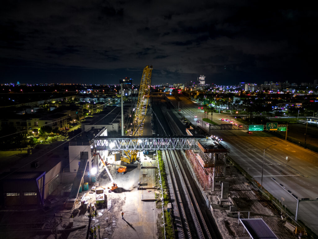 Brightline and contractor Lemartec have topped off Aventura station in Florida with the placement of a 131-foot-long pedestrian skybridge.