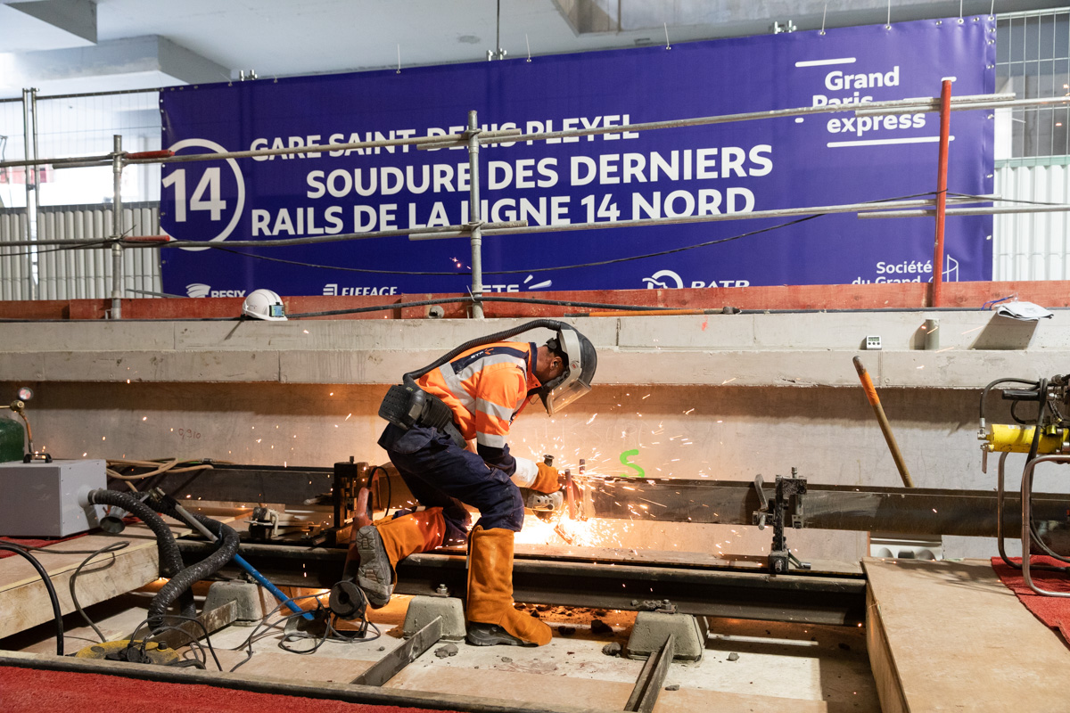 Welding of the last rails of line 14 at Saint-Denis Pleyel station.