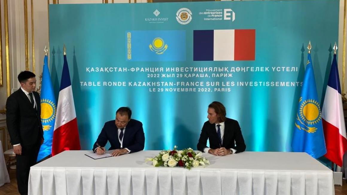 Alstom and Kazakhstan Railways signing cooperation agreement for locomotive fleet renewal and maintenance support.