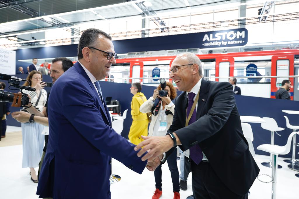 Alstom welcomes the Secretary General of UITP, Mohamed Mezghani to its booth