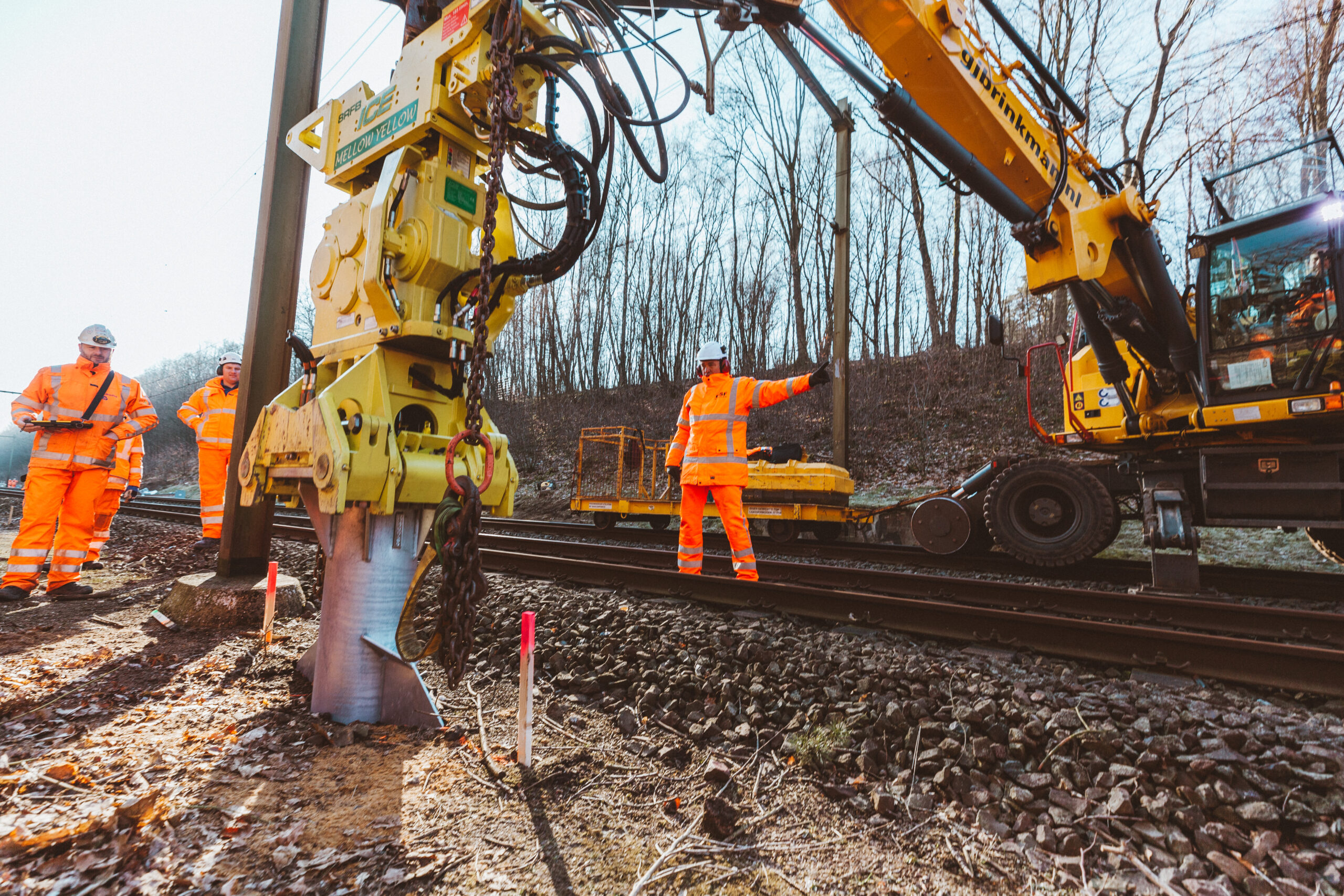 Installation of GS-foundations by GSF Rail Infra using their high frequency vibration tool and a road-rail excavator