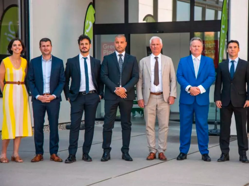 7 professionally dressed people from Televic and SKF stood in a line