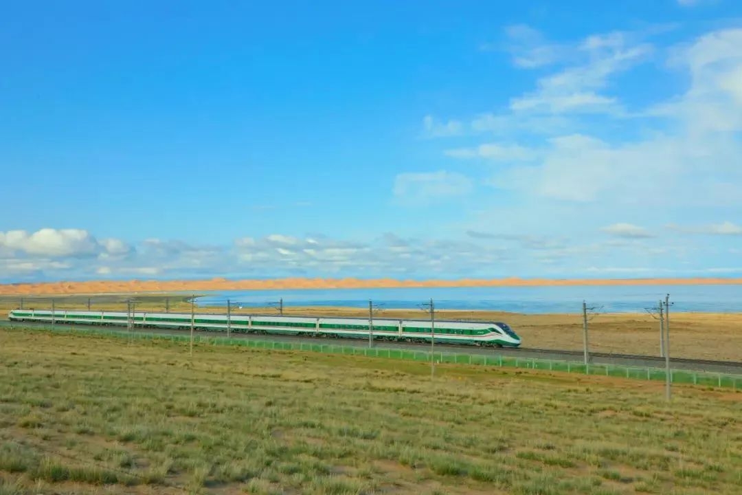 Recently, the new CR200J EMU developed by CRRC departed from Xining Station and headed for Golmud