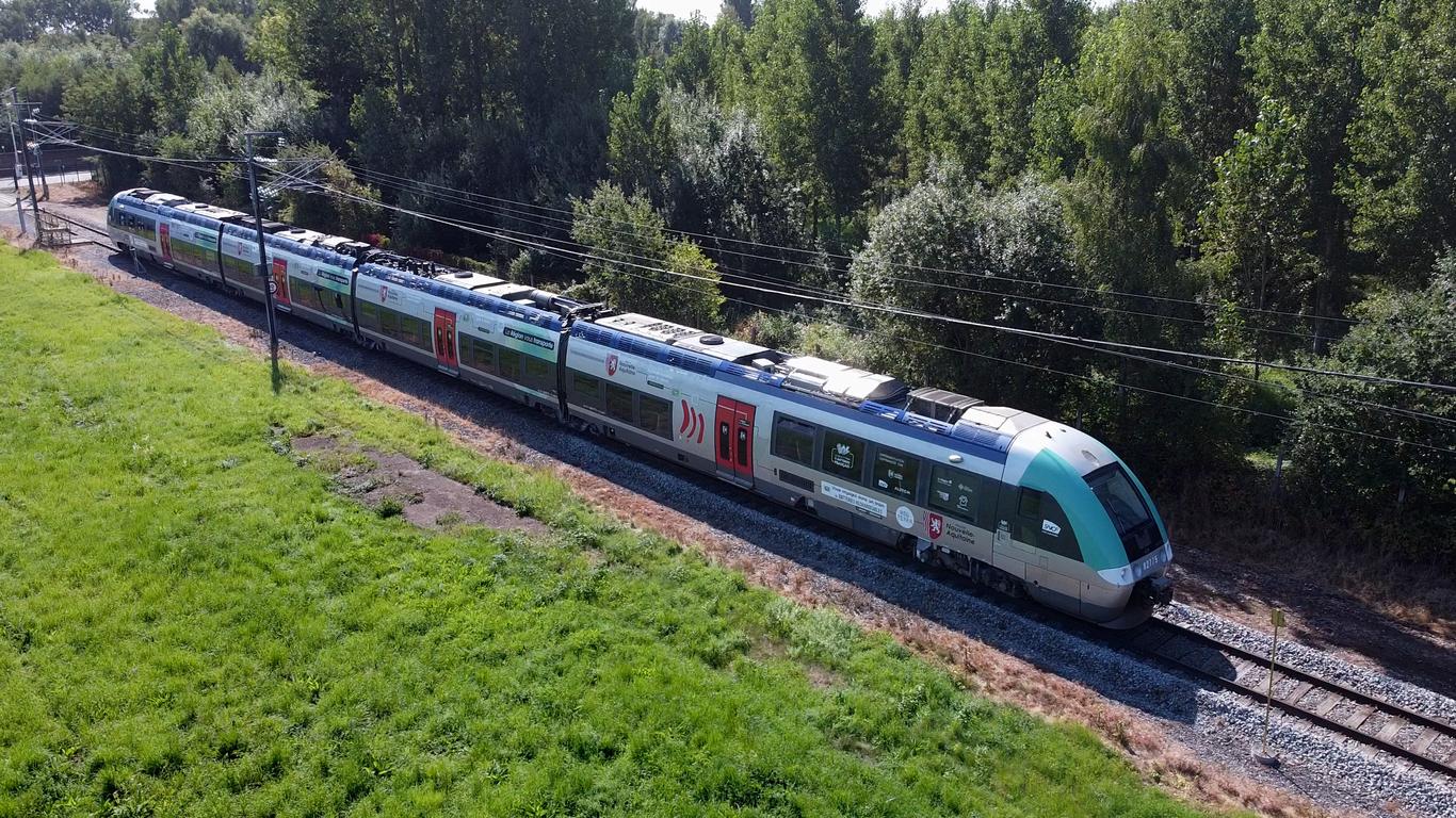This battery-powered regional train was presented on 18 October at the Rencontres Nationales du Transport Public in Clermont-Ferrand