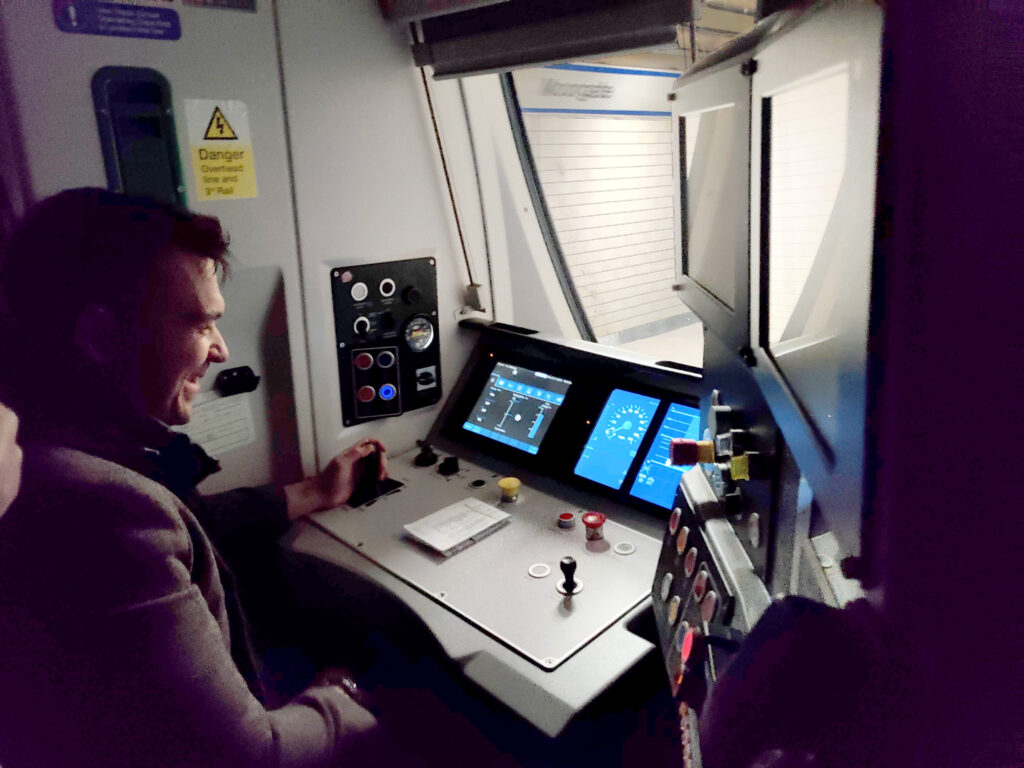 First Passenger Trains Run to City of London with Digital Signalling ...