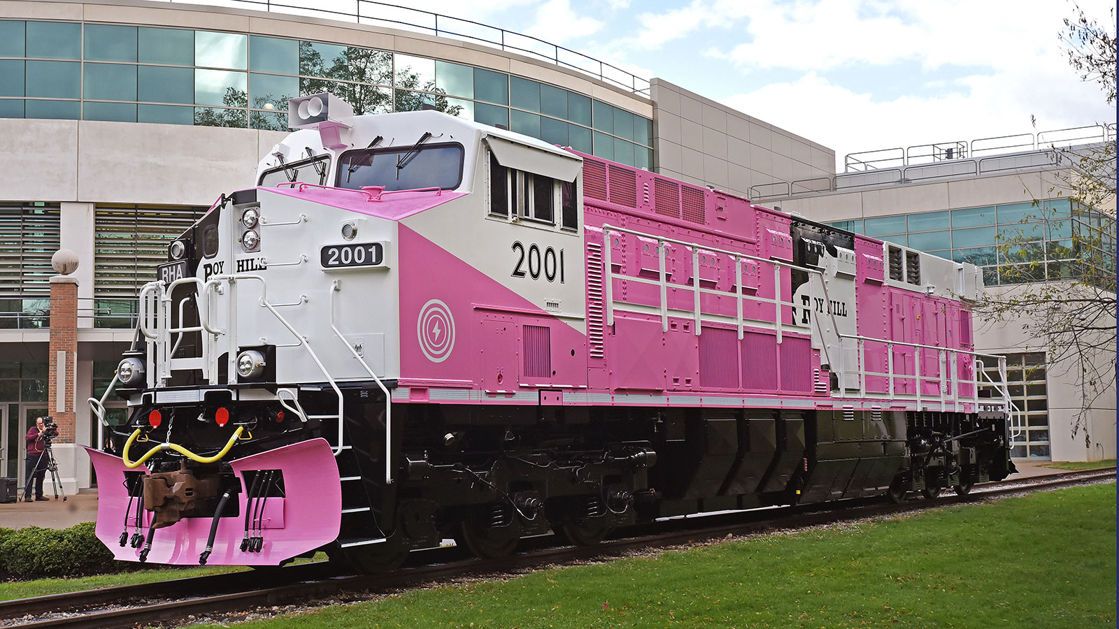 The pink livery symbolises Roy Hill's commitment to contributing to breast cancer research. To commemorate the FLXdrive’s premiere, Wabtec donated $50,000 to Linked By Pink
