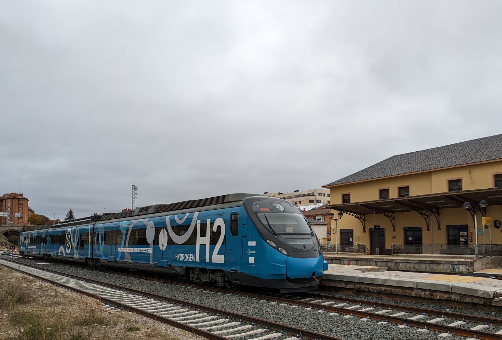 The FCH2RAIL hydrogen demonstrator train begins testing between Torralba and Soria