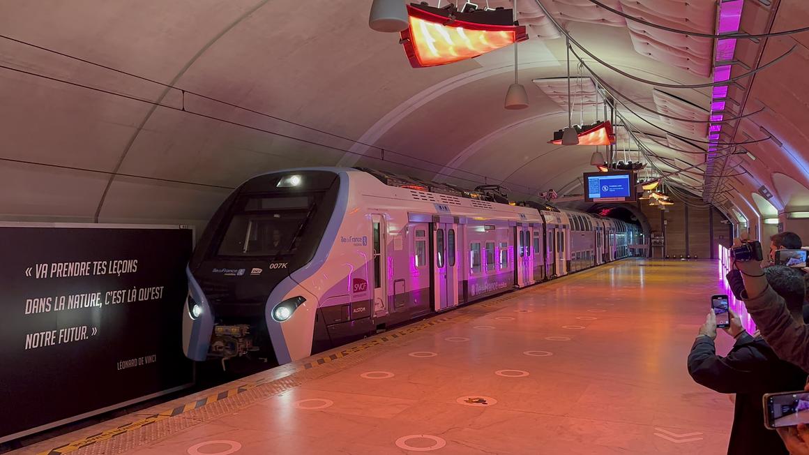 The RER NG was officially inaugurated at Haussmann Saint-Lazare station in Paris in the presence of elected representatives and passengers
