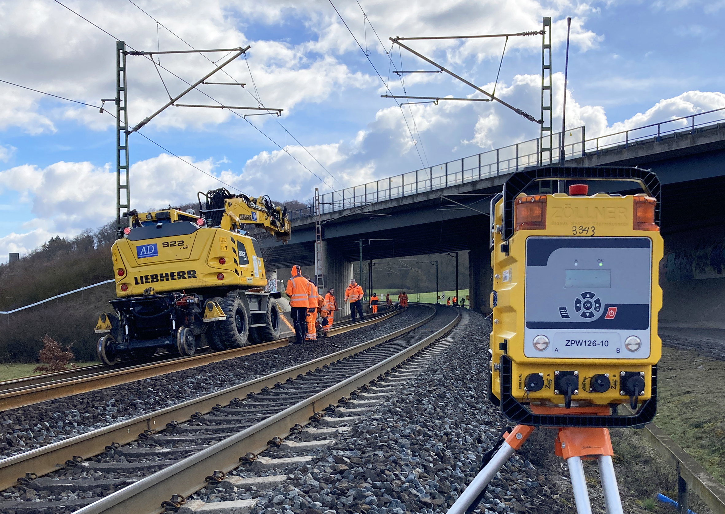 The ZÖLLNER Mobile Radio Warning System consists of light-weight components installed easily at the worksite. The system can be flexibly adjusted using more or fewer warning devices depending on the works carried out, the progress of work and surrounding noise