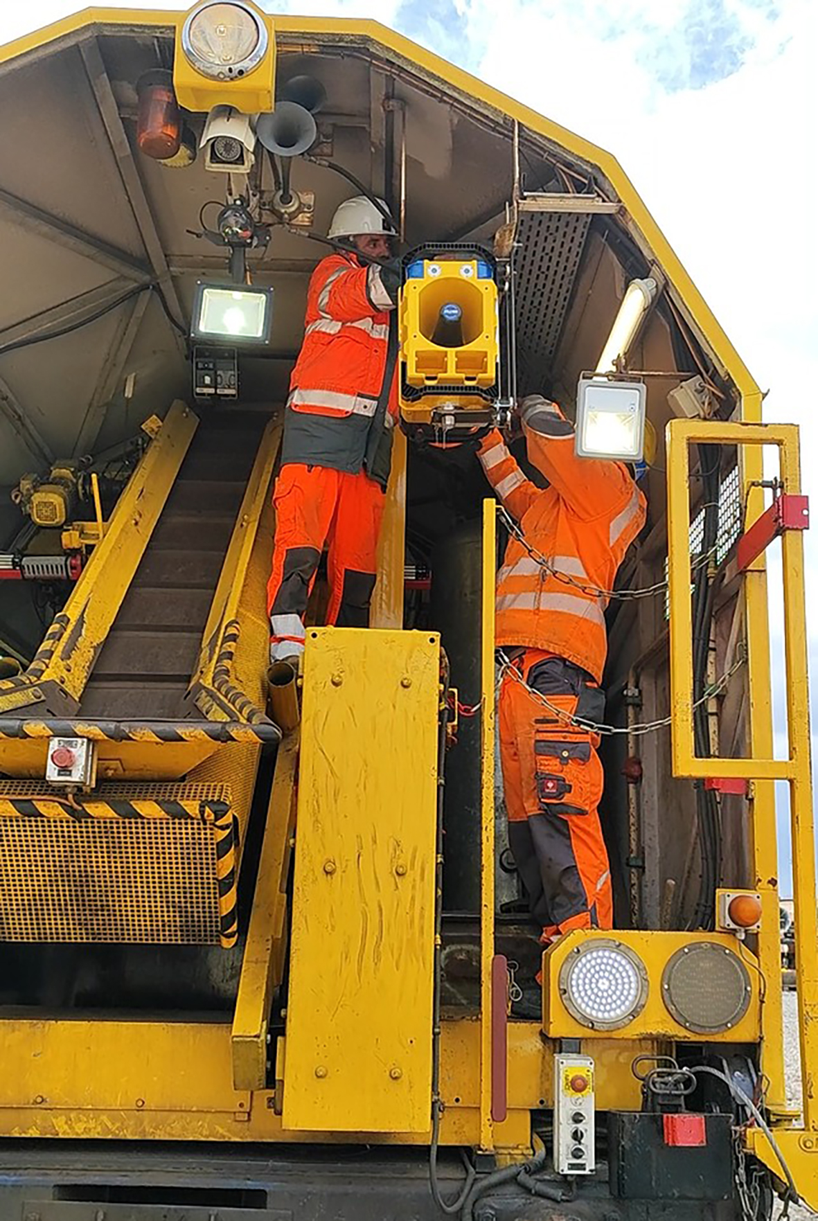 Warning devices can be installed directly on the construction machines which places the warning signal exactly where the work is carried out