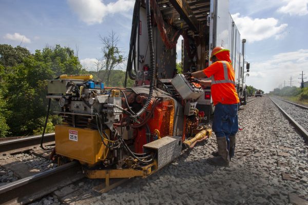 https://railway-news.com/wp-content/uploads/2025/09/MobileWelder-with-Puller-and-Operator-600x400-1.jpg