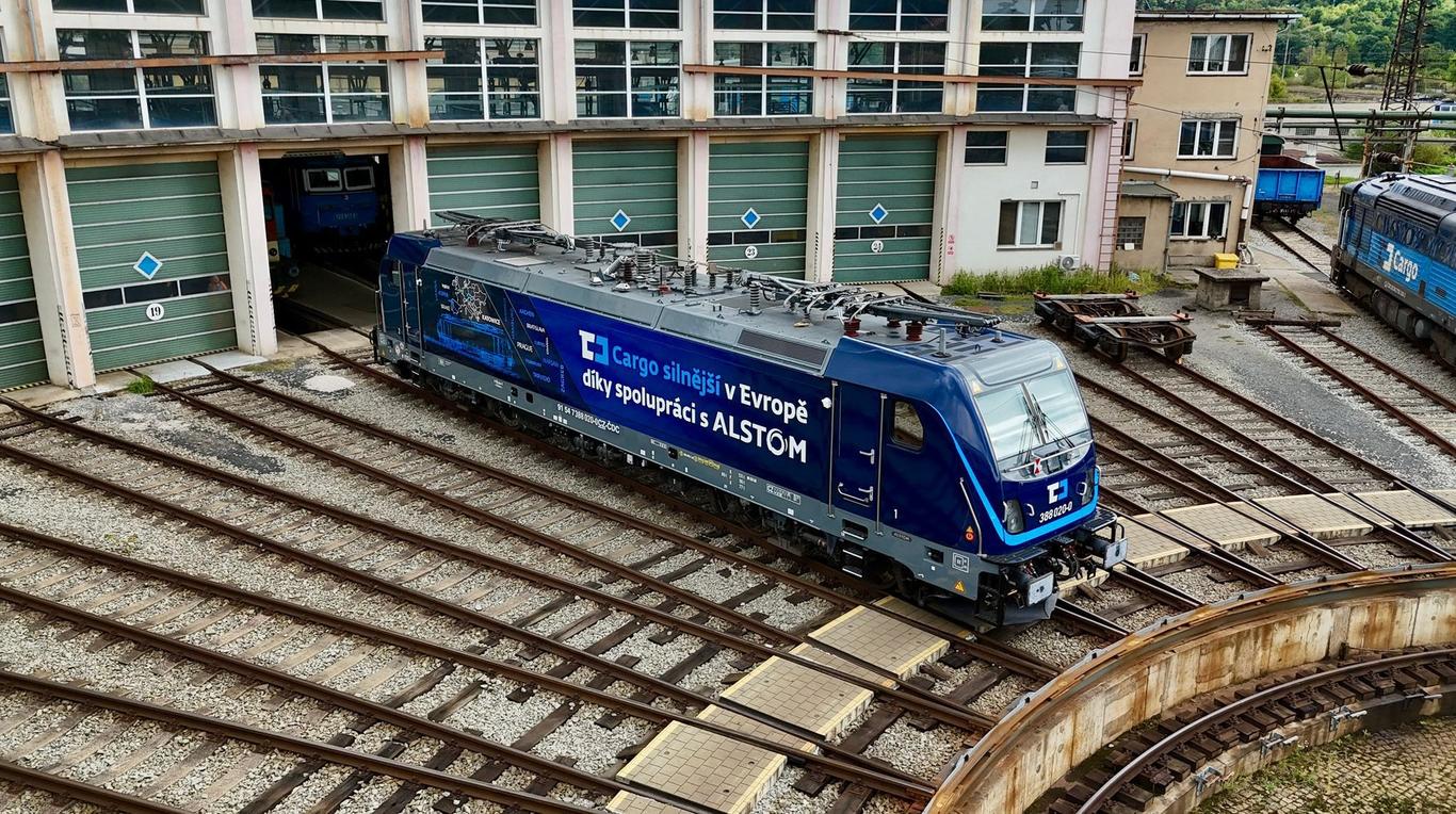 The Traxx Universal multi-system locomotive on display with blue livery