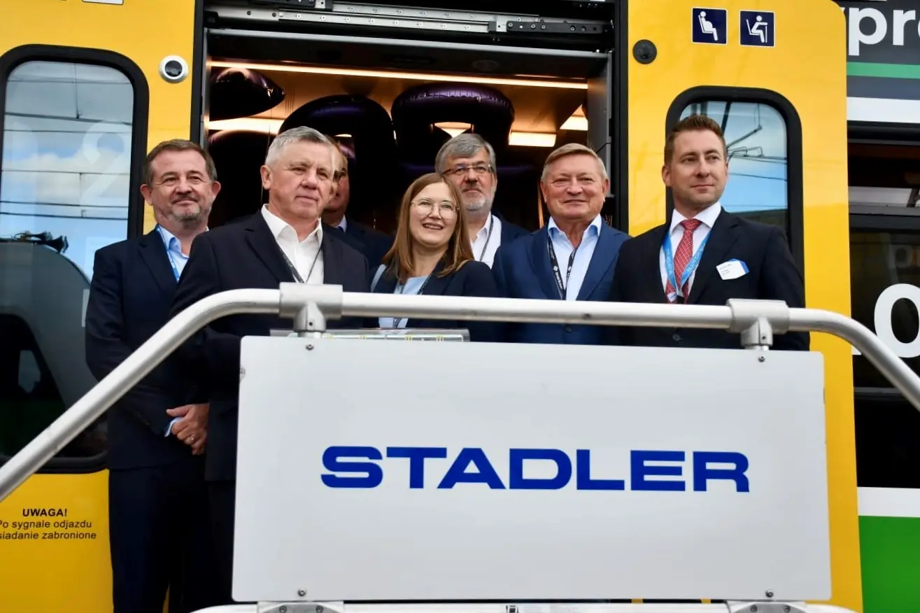 Left to right: Radosław Banach, president of the Board Stadler Polska, Czesław Sulima, Member of the Board Koleje Mazowieckie, Monika Sokulska, Representative of Masovia Region, Robert Stępień, president of the board, Koleje Mazowieckie, Wojciech Kostrzewa Member of the Board of Directors Stadler and Philipp Brunner Executive Vice President Central Europe Stadler