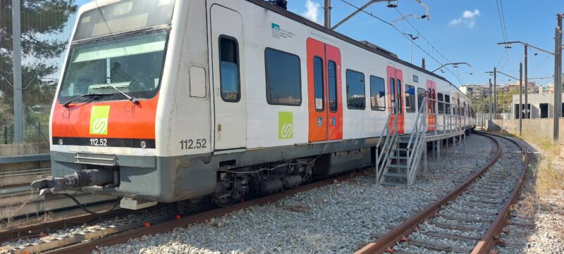 Train stopped precisely at the designated point, aligning the blue flag with the center of the second boarding door