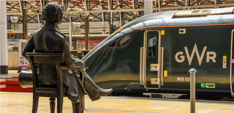 A statue facing a GWR Intercity train at Paddington Station