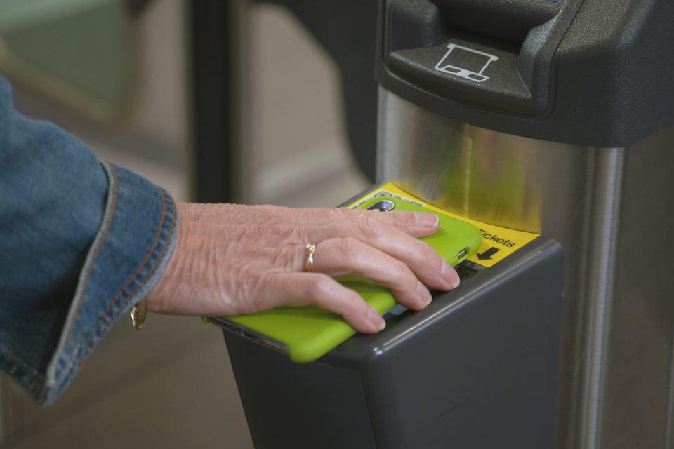 UK: Tap-In, Tap-Out Payments Coming to 50 South East Stations   Railway-News