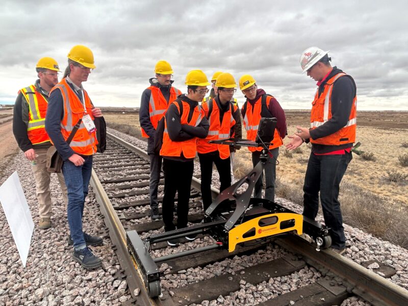 IHHA track walk: Demonstration of Goldschmidt inspection solutions on the track in front of interested trade fair visitors © IHHA & WCRR