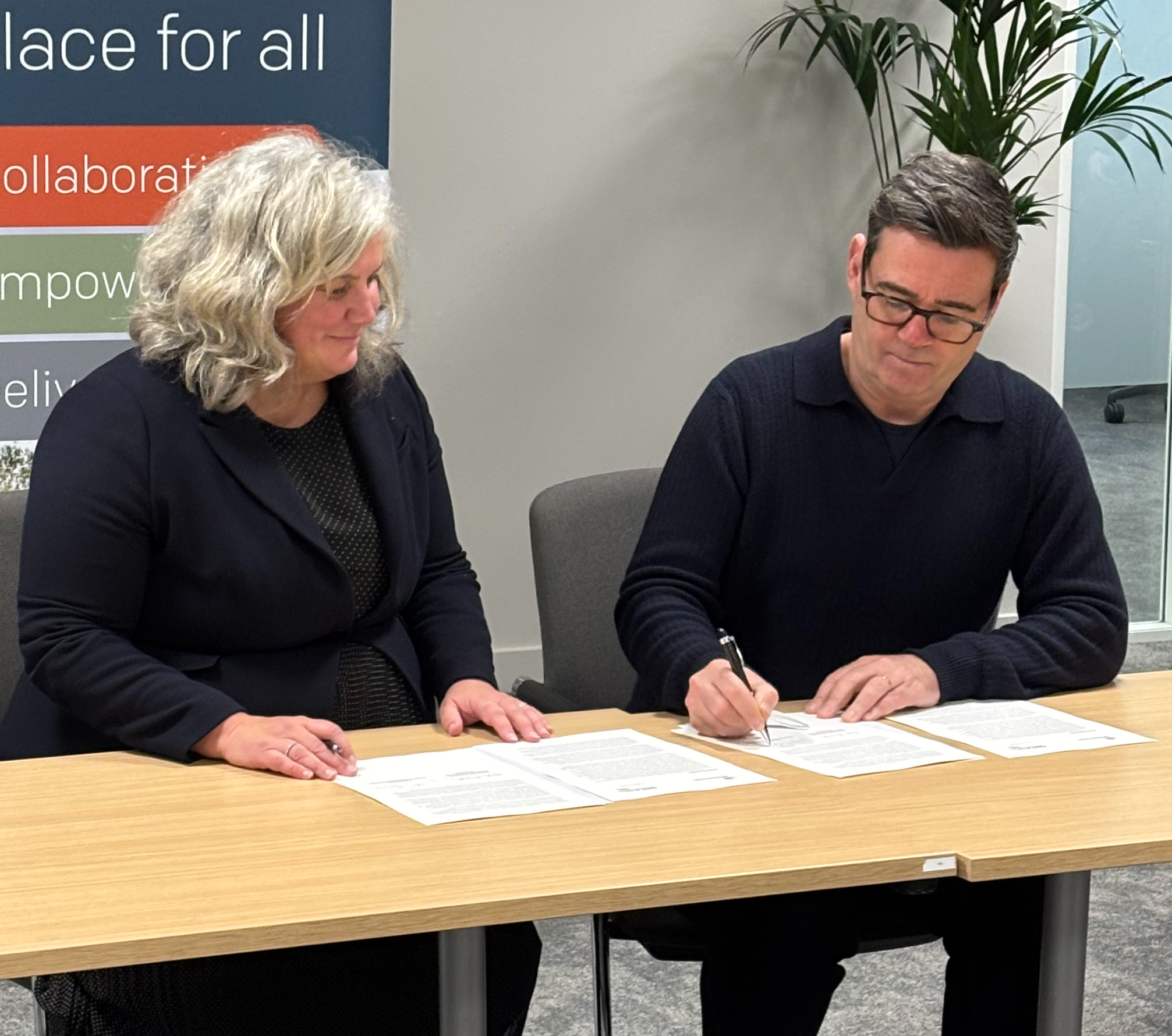 Transport secretary signs transformational rail deal with Greater Manchester