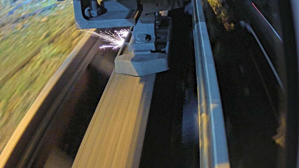 AIVR monitors the shoe-conductor rail interaction, supporting early identification of issues before they affect power supply reliability.
