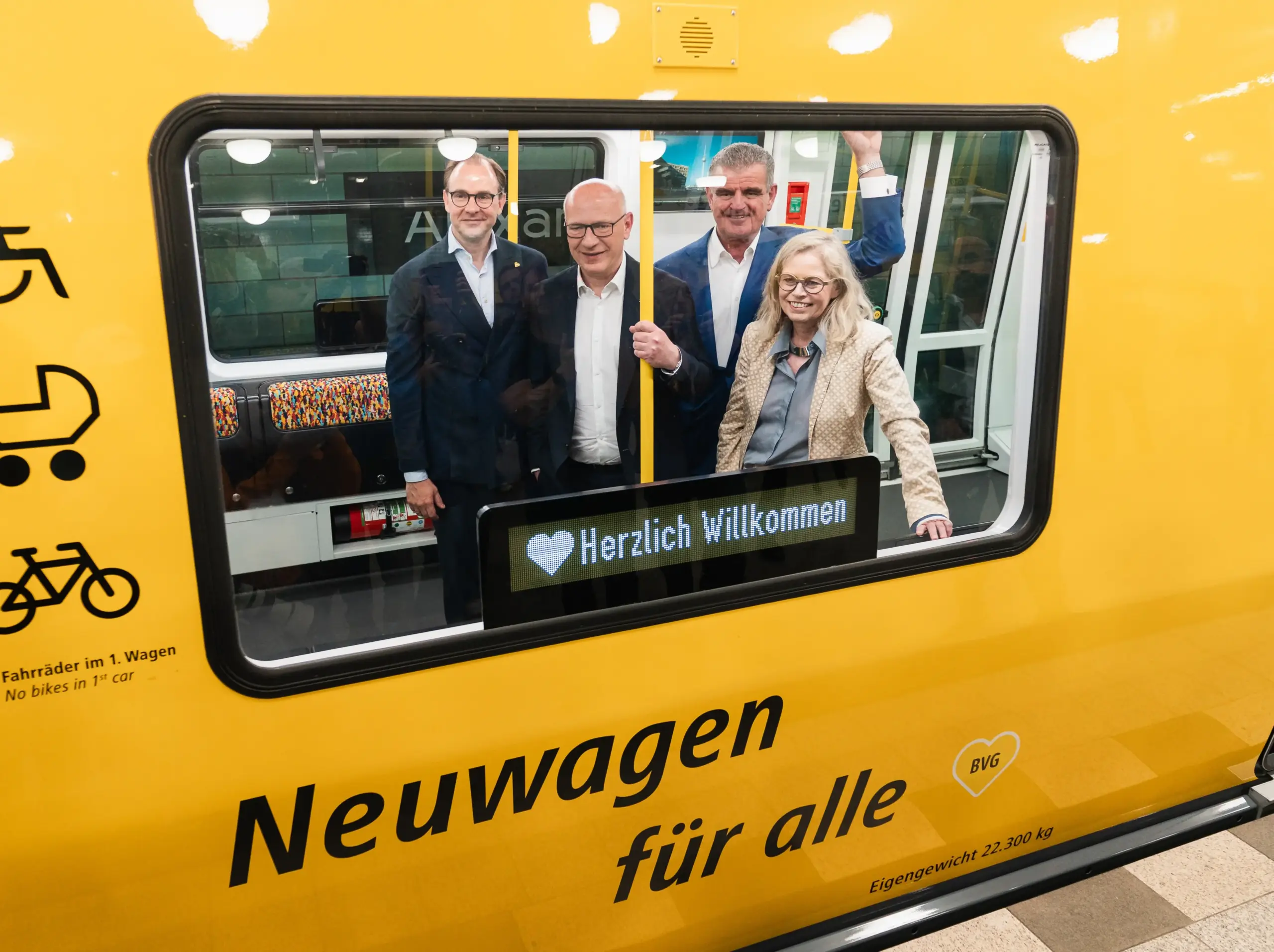 The new J-series trains have entered operation across lines U5 to U9