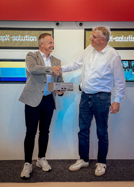 Christian Neumann, CEO, cn-mobility GmbH (right) and Harald Werner Petschacher, Managing Director, mpX - Solution (left) shaking hands
